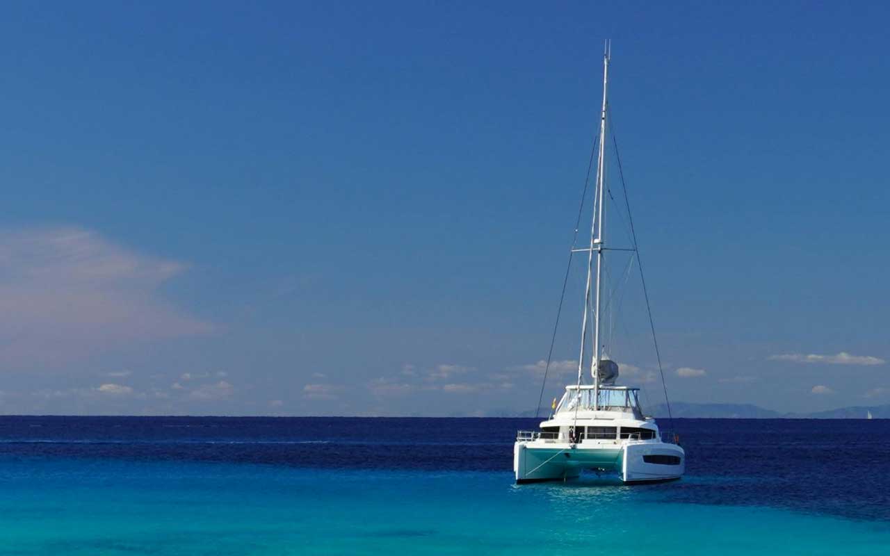Naviguer depuis la base de Cogolin : une porte d’entrée privilégiée sur le Golfe de Saint-Tropez